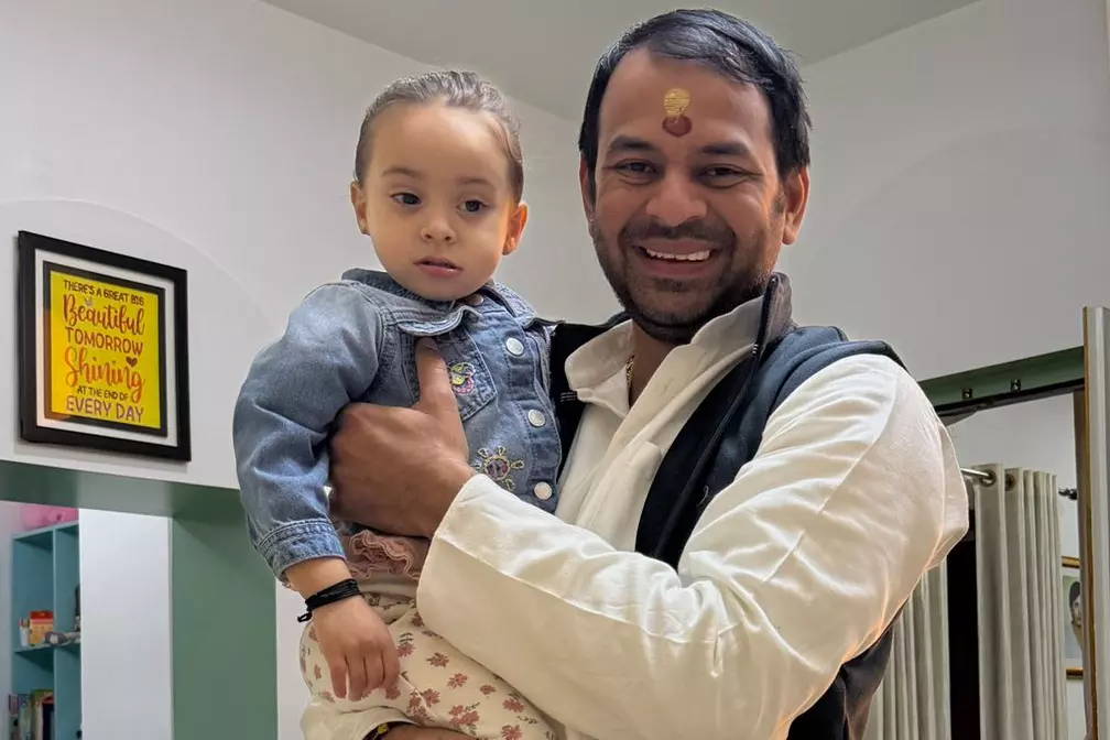 Tej Pratap Yadav ने लालू, राबड़ी और तेजस्वी को दही-चूड़ा भोज के लिए आमंत्रित किया Tej Pratap Yadav ने लालू, राबड़ी और तेजस्वी को दही-चूड़ा भोज के लिए आमंत्रित किया