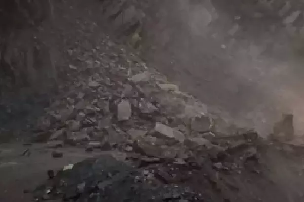 Bengal के आसनसोल में कोयला चोरी के दौरान खदान ढहने से तीन लोगों की मौत Bengal के आसनसोल में कोयला चोरी के दौरान खदान ढहने से तीन लोगों की मौत
