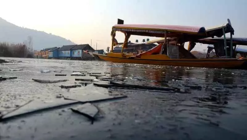 Kashmir में कड़ाके की ठंड, डल झील के कुछ हिस्से जम गए Kashmir में कड़ाके की ठंड, डल झील के कुछ हिस्से जम गए