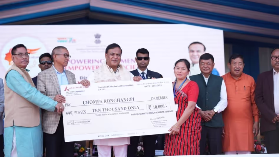 Himanta बिस्वा सरमा ने कार्बी आंगलोंग में 33800 से ज़्यादा महिला उद्यमियों को 10,000 रुपये की शुरुआती पूंजी दी Himanta बिस्वा सरमा ने कार्बी आंगलोंग में 33800 से ज़्यादा महिला उद्यमियों को 10,000 रुपये की शुरुआती पूंजी दी