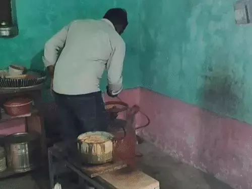किचन में नाग सांप का रेस्क्यू, फुफकार कान में पड़ते ही महिला ने बचाई खुद की जान किचन में नाग सांप का रेस्क्यू, फुफकार कान में पड़ते ही महिला ने बचाई खुद की जान