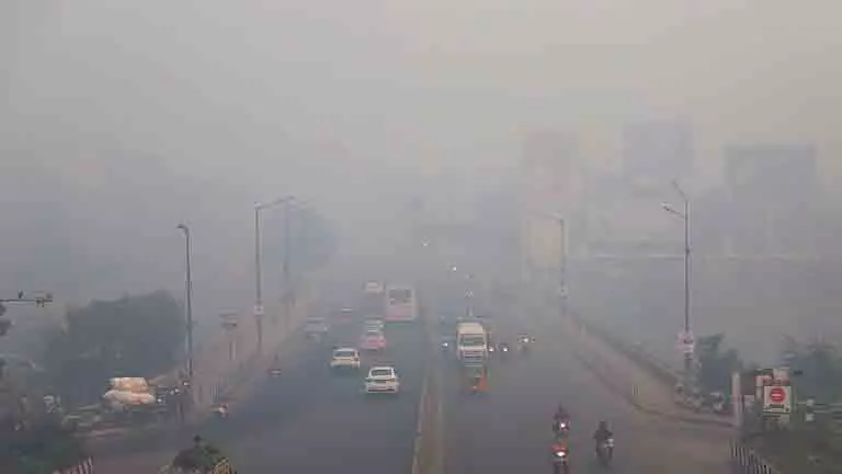 तमिलनाडु में अलाव जलाकर Bhogi मनाया गया, आज सुबह हल्की धुंध छाई रही तमिलनाडु में अलाव जलाकर Bhogi मनाया गया, आज सुबह हल्की धुंध छाई रही