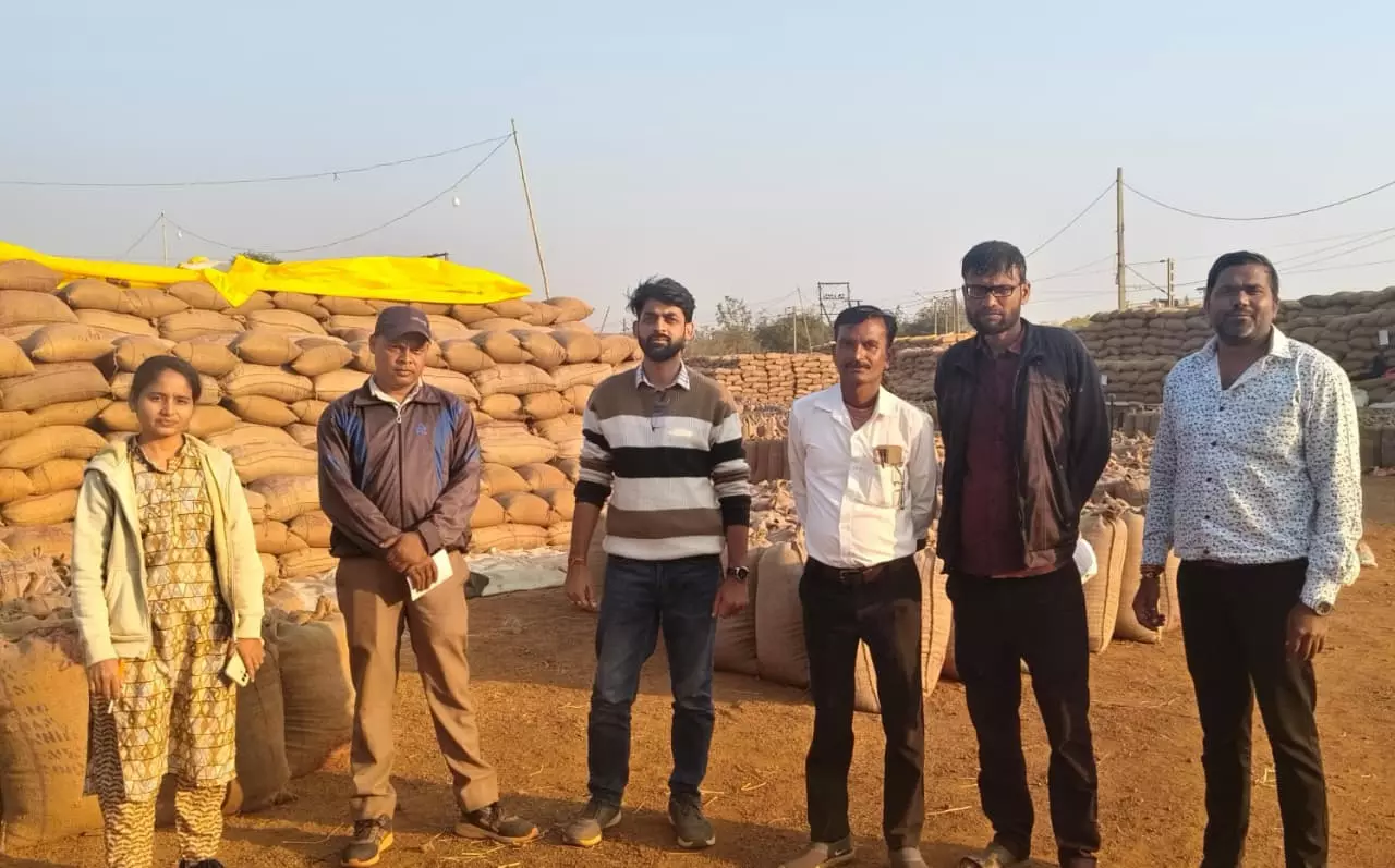 अवैध धान खपाने की कोशिश पर प्रशासन की कार्रवाई, रसेडा और खैरी में धान जब्त अवैध धान खपाने की कोशिश पर प्रशासन की कार्रवाई, रसेडा और खैरी में धान जब्त