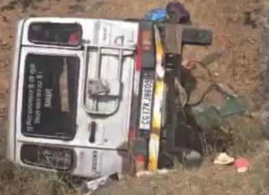 कांकेर में तवेरा वाहन पलटने से 2 लोगों की मौत, कई घायल कांकेर में तवेरा वाहन पलटने से 2 लोगों की मौत, कई घायल