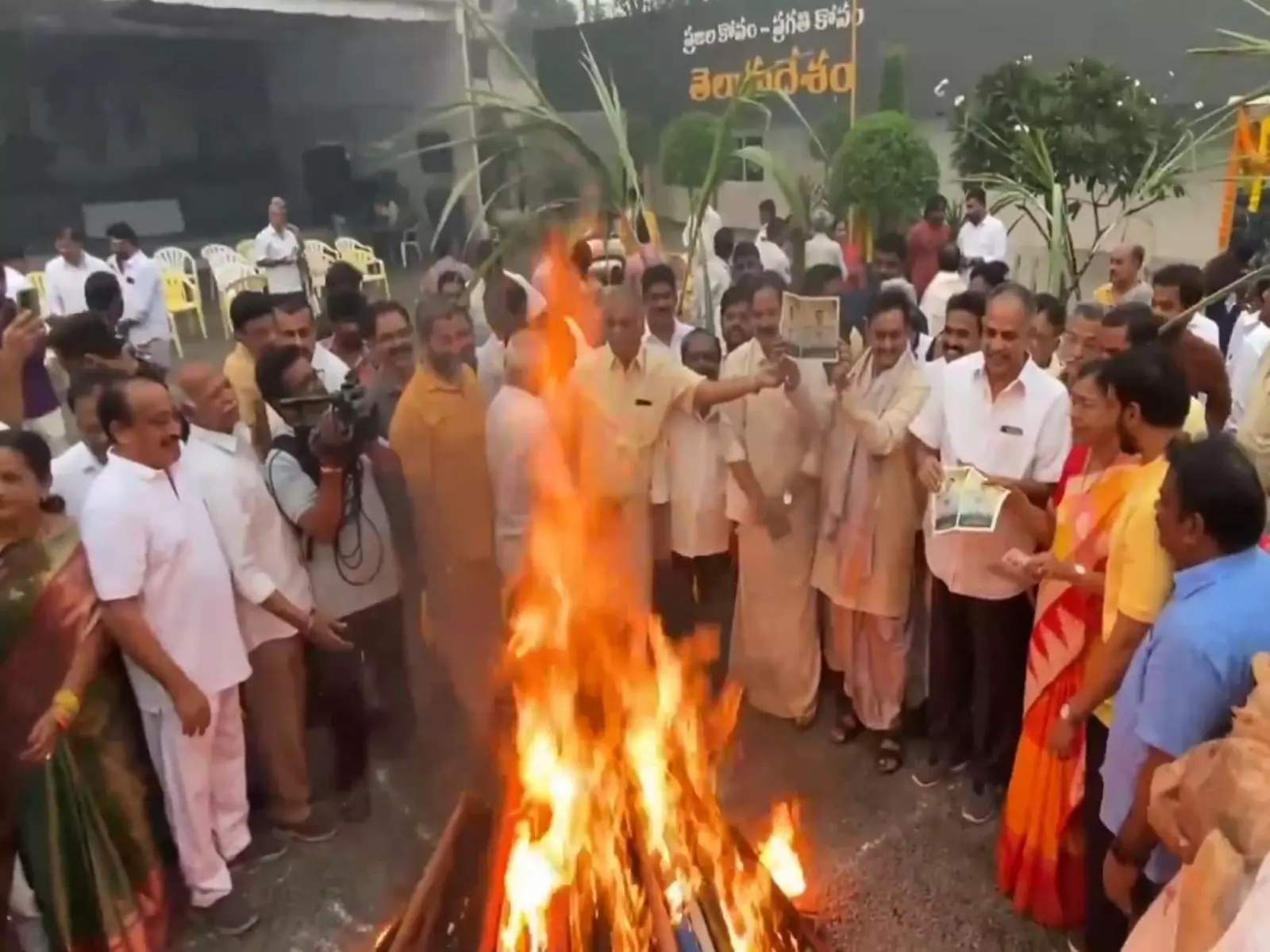 विजयवाड़ा में भोगी पर्व के दौरान टीडीपी कार्यकर्ताओं ने पूर्व CM जगन मोहन रेड्डी के पोस्टर जलाए विजयवाड़ा में भोगी पर्व के दौरान टीडीपी कार्यकर्ताओं ने पूर्व CM जगन मोहन रेड्डी के पोस्टर जलाए
