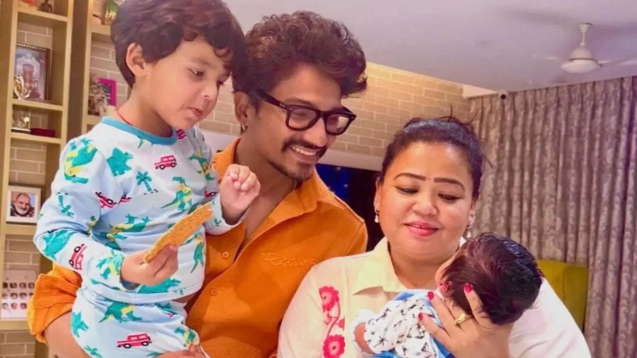 भारती सिंह और हर्ष लिम्बाचिया ने Lohri पर बेटे काजू के साथ पहली तस्वीर शेयर की भारती सिंह और हर्ष लिम्बाचिया ने Lohri पर बेटे काजू के साथ पहली तस्वीर शेयर की