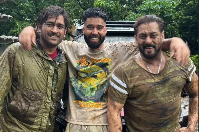 Salman Khan, MS Dhoni ने एपी ढिल्लन के साथ कीचड़ में एडवेंचर किया Salman Khan, MS Dhoni ने एपी ढिल्लन के साथ कीचड़ में एडवेंचर किया