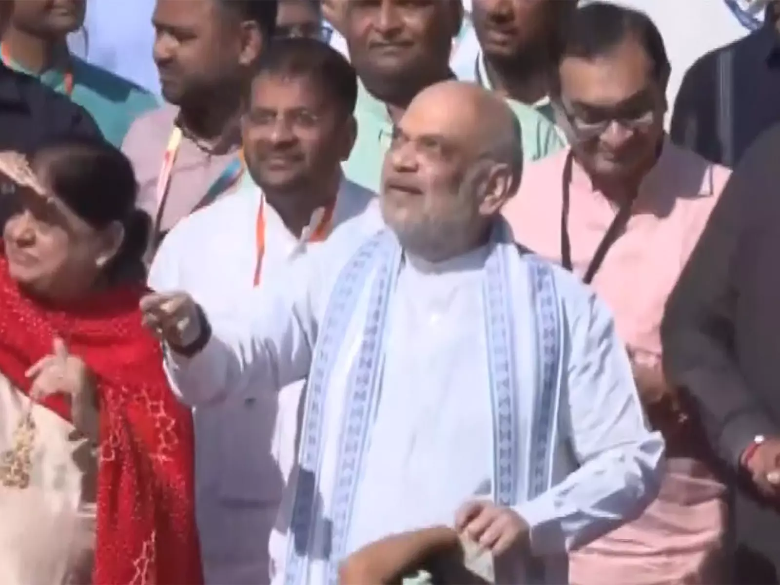 अमित शाह ने Ahmedabad में जगन्नाथ मंदिर में पूजा-अर्चना की और पतंग उड़ाई अमित शाह ने Ahmedabad में जगन्नाथ मंदिर में पूजा-अर्चना की और पतंग उड़ाई