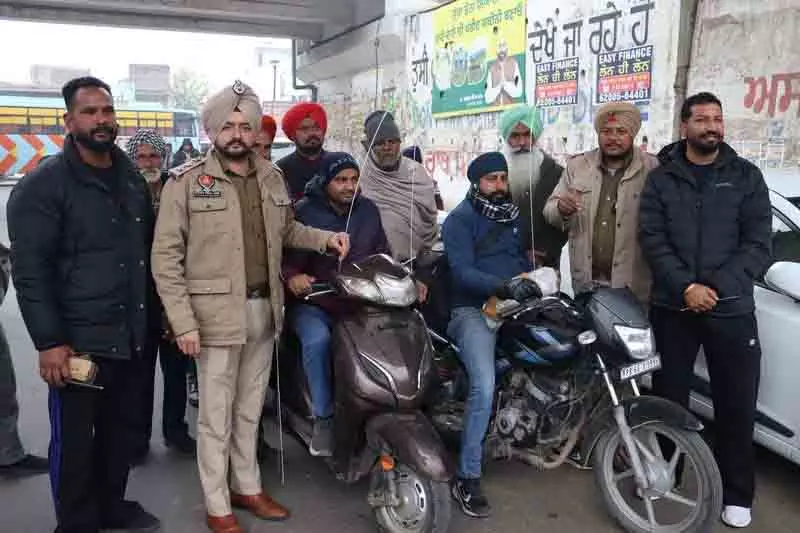 Ludhiana police ने दोपहिया वाहनों पर चाइना डोर गार्ड लगाए Ludhiana police ने दोपहिया वाहनों पर चाइना डोर गार्ड लगाए