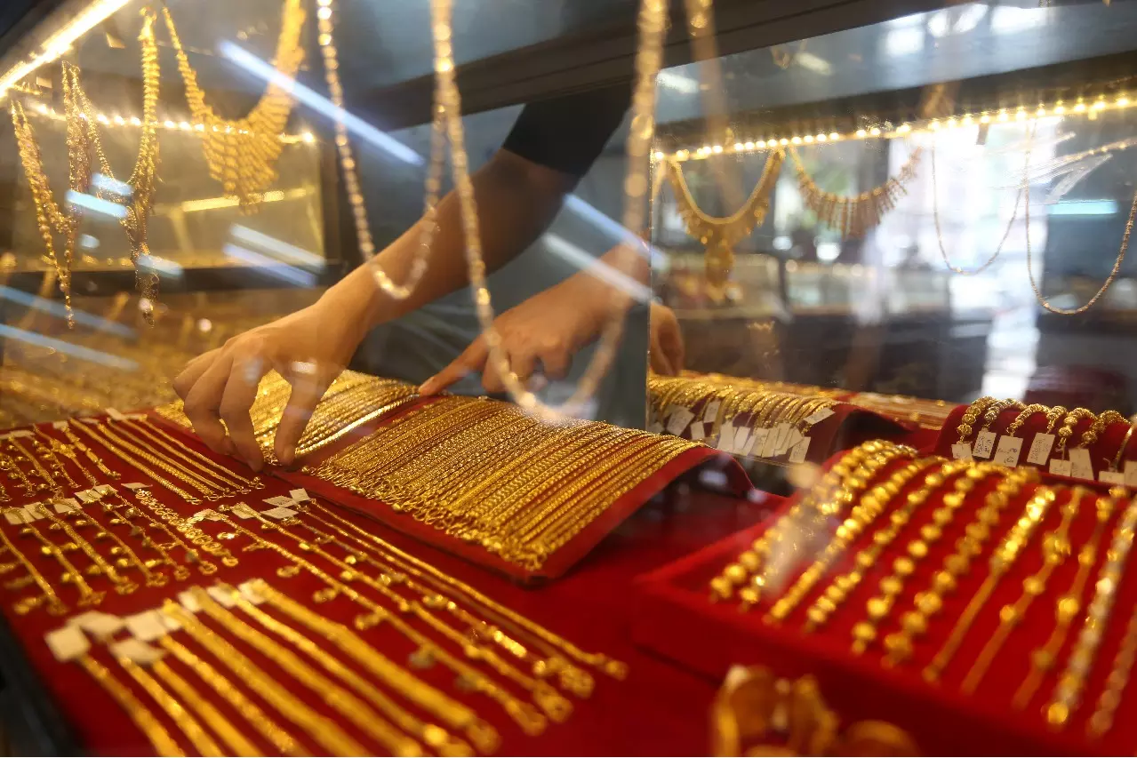 Gold-silver की कीमतों में तेज़ उछाल, 14 दिनों में चांदी 52 हजार रुपये बढ़ी Gold-silver की कीमतों में तेज़ उछाल, 14 दिनों में चांदी 52 हजार रुपये बढ़ी