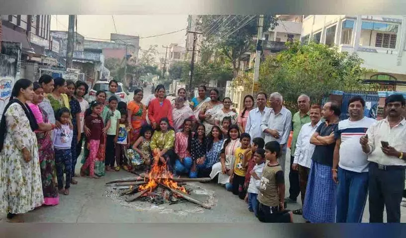 ऐतिहासिक Warangal किले में संक्रांति का जश्न शुरू, गांवों में अलाव जलाकर गर्मी बढ़ाई गई ऐतिहासिक Warangal किले में संक्रांति का जश्न शुरू, गांवों में अलाव जलाकर गर्मी बढ़ाई गई
