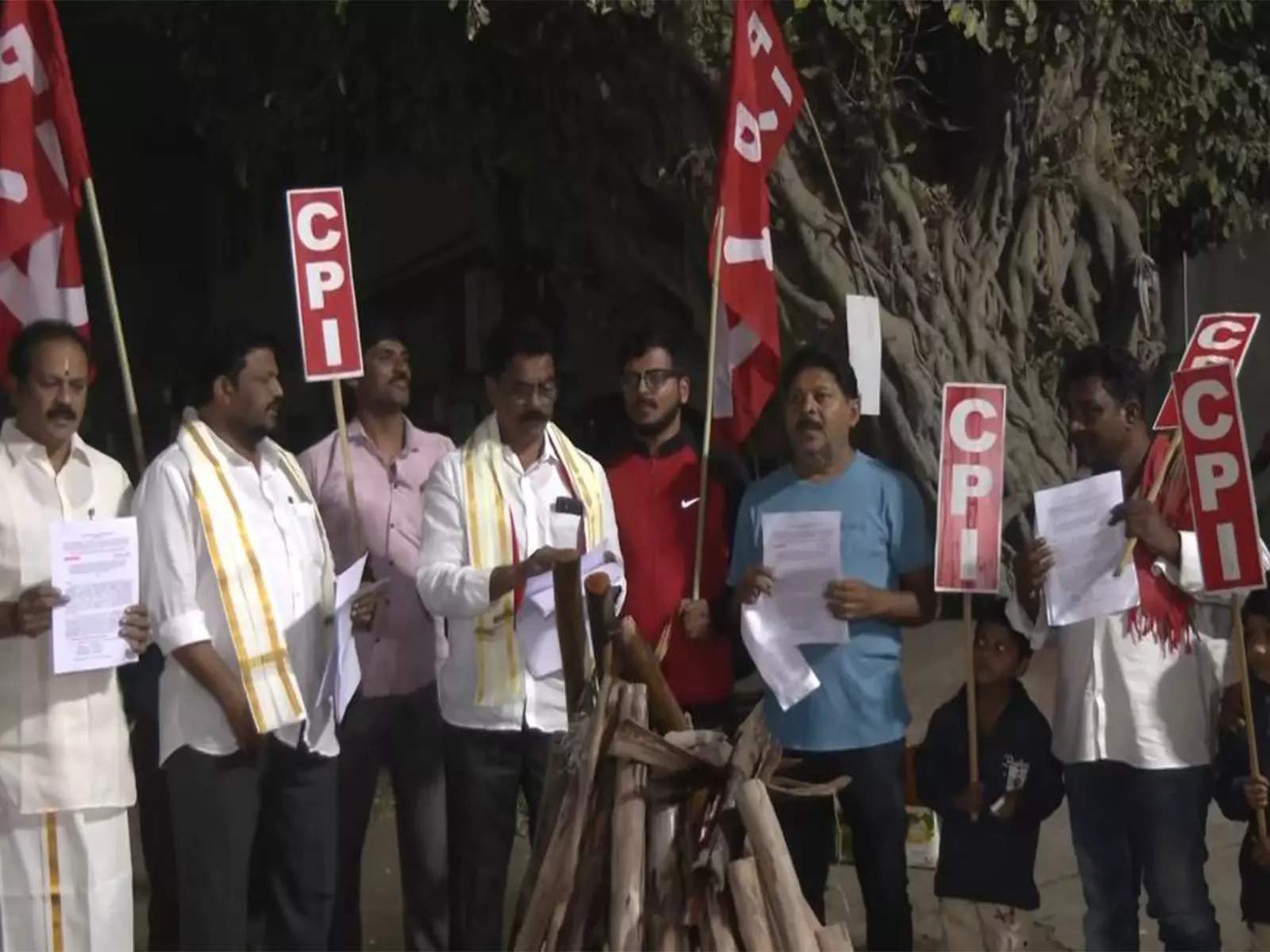 चिकित्सा शिक्षा में PPP की नीति के खिलाफ सीपीआई का विरोध प्रदर्शन चिकित्सा शिक्षा में PPP की नीति के खिलाफ सीपीआई का विरोध प्रदर्शन