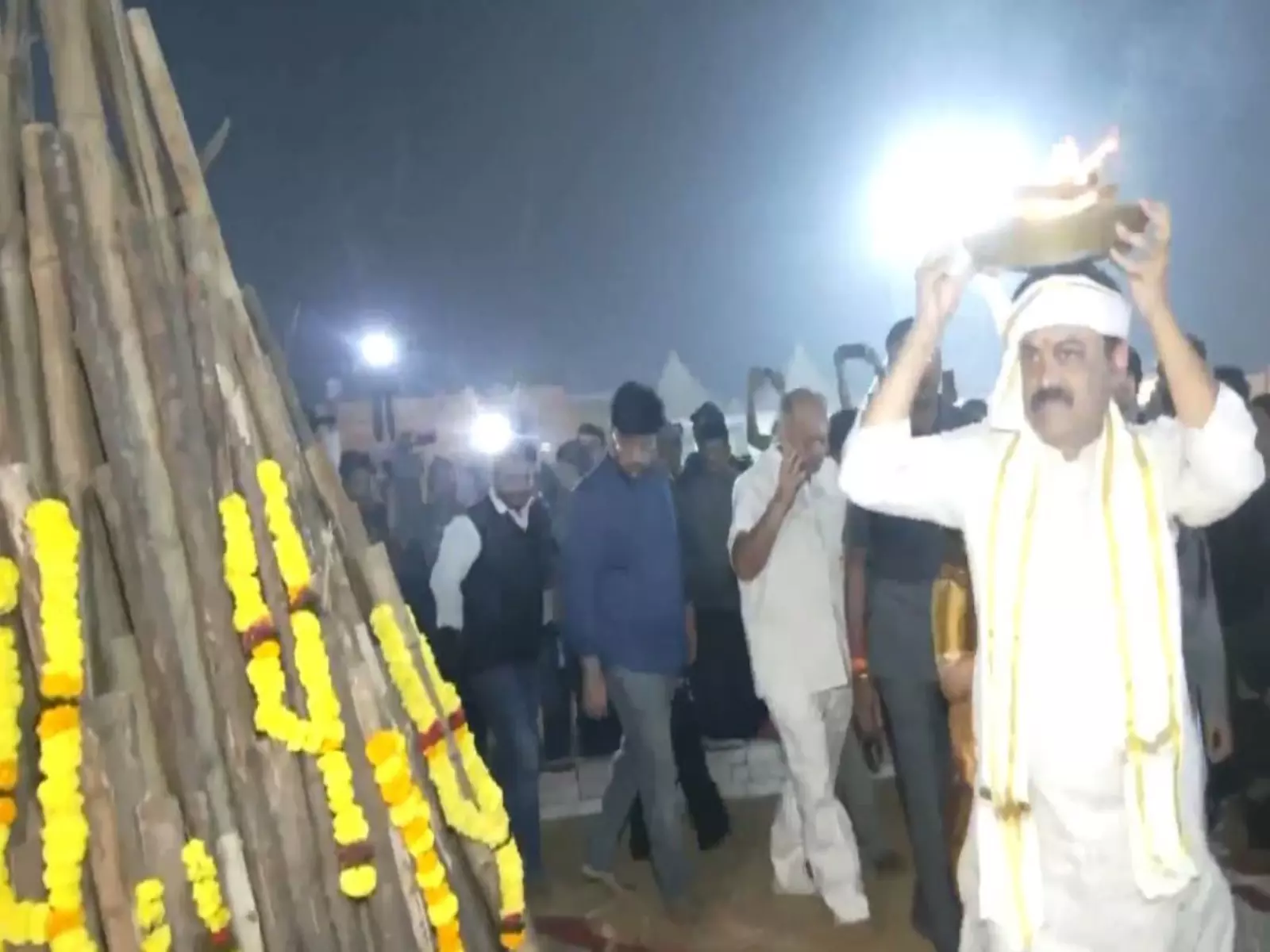 GVL नरसिम्हा राव ने विशाखापत्तनम में भोगी उत्सव मनाया, दक्षिण में पोंगल की धूम GVL नरसिम्हा राव ने विशाखापत्तनम में भोगी उत्सव मनाया, दक्षिण में पोंगल की धूम