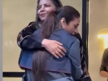 खाला शबाना आजमी ने भांजी Tabu को गर्मजोशी से गले लगाया खाला शबाना आजमी ने भांजी Tabu को गर्मजोशी से गले लगाया