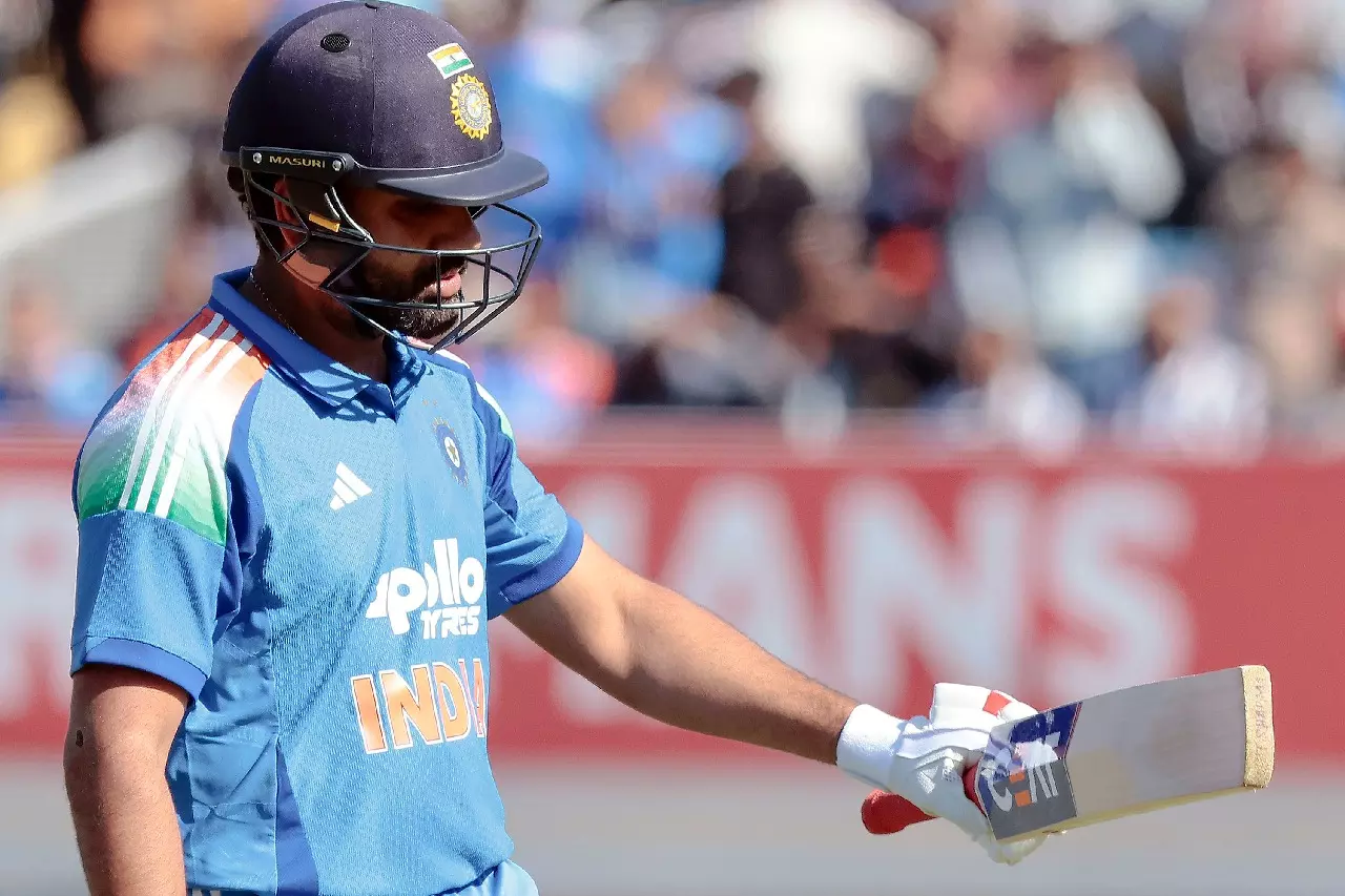 Shubman Gill: दूसरे वनडे में टीम इंडिया संघर्ष में, 118 रन पर 4 विकेट गिरे Shubman Gill: दूसरे वनडे में टीम इंडिया संघर्ष में, 118 रन पर 4 विकेट गिरे