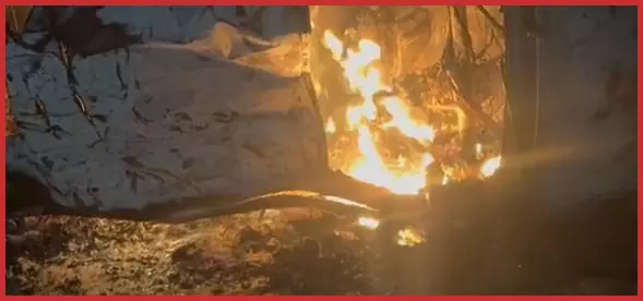 कार खाई में गिरने से लगी आग, जिंदा जले दो युवक कार खाई में गिरने से लगी आग, जिंदा जले दो युवक