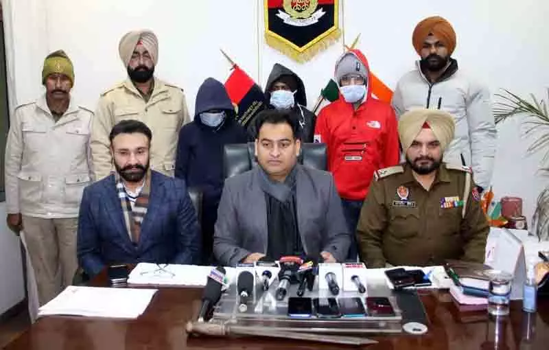 Ludhiana: लुटेरों के गिरोह के तीन सदस्य पुलिस के शिकंजे में, मोटरसाइकिल, चार मोबाइल जब्त Ludhiana: लुटेरों के गिरोह के तीन सदस्य पुलिस के शिकंजे में, मोटरसाइकिल, चार मोबाइल जब्त