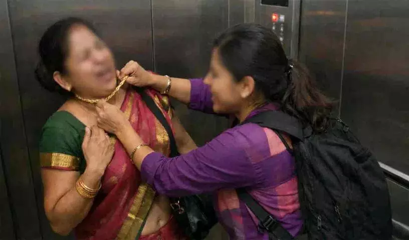 Hyderabad में महिला ने पति का कर्ज चुकाने के लिए चेन छीनी Hyderabad में महिला ने पति का कर्ज चुकाने के लिए चेन छीनी