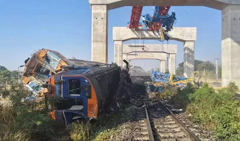 Thailand में ट्रेन पर क्रेन गिरने से 22 की मौत, 30 घायल Thailand में ट्रेन पर क्रेन गिरने से 22 की मौत, 30 घायल