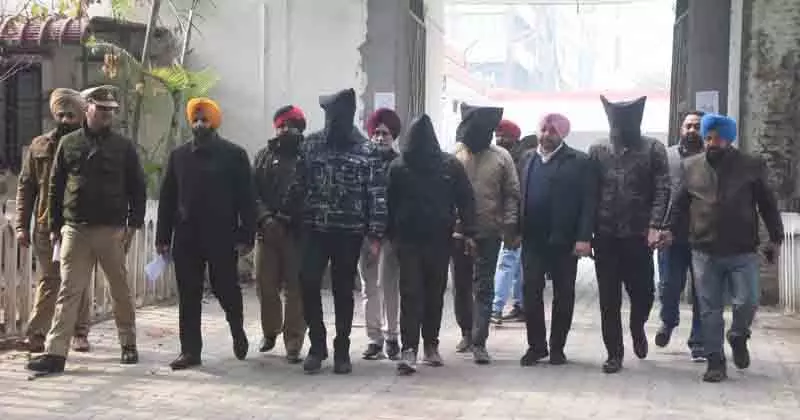 20 लाख रुपये के Canadian dollars और 2 बंदूकों के साथ 4 लोग गिरफ्तार 20 लाख रुपये के Canadian dollars और 2 बंदूकों के साथ 4 लोग गिरफ्तार