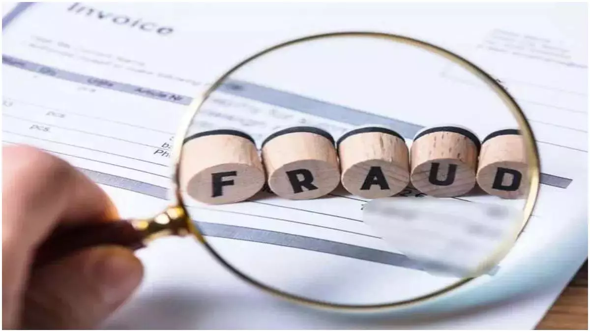 17.77 लाख की ठगी...पूर्व नौसेना कर्मी को ऐसे बनाया निशाना, पुलिस भी हैरान 17.77 लाख की ठगी...पूर्व नौसेना कर्मी को ऐसे बनाया निशाना, पुलिस भी हैरान