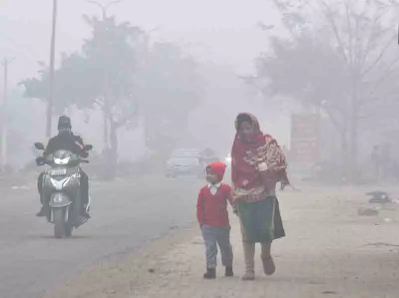 Punjab का मौसम, लुधियाना में जमा देने वाली ठंड के बीच स्कूल लौटते समय छात्रों के हाथ ‘नीले’ हो गए Punjab का मौसम, लुधियाना में जमा देने वाली ठंड के बीच स्कूल लौटते समय छात्रों के हाथ ‘नीले’ हो गए