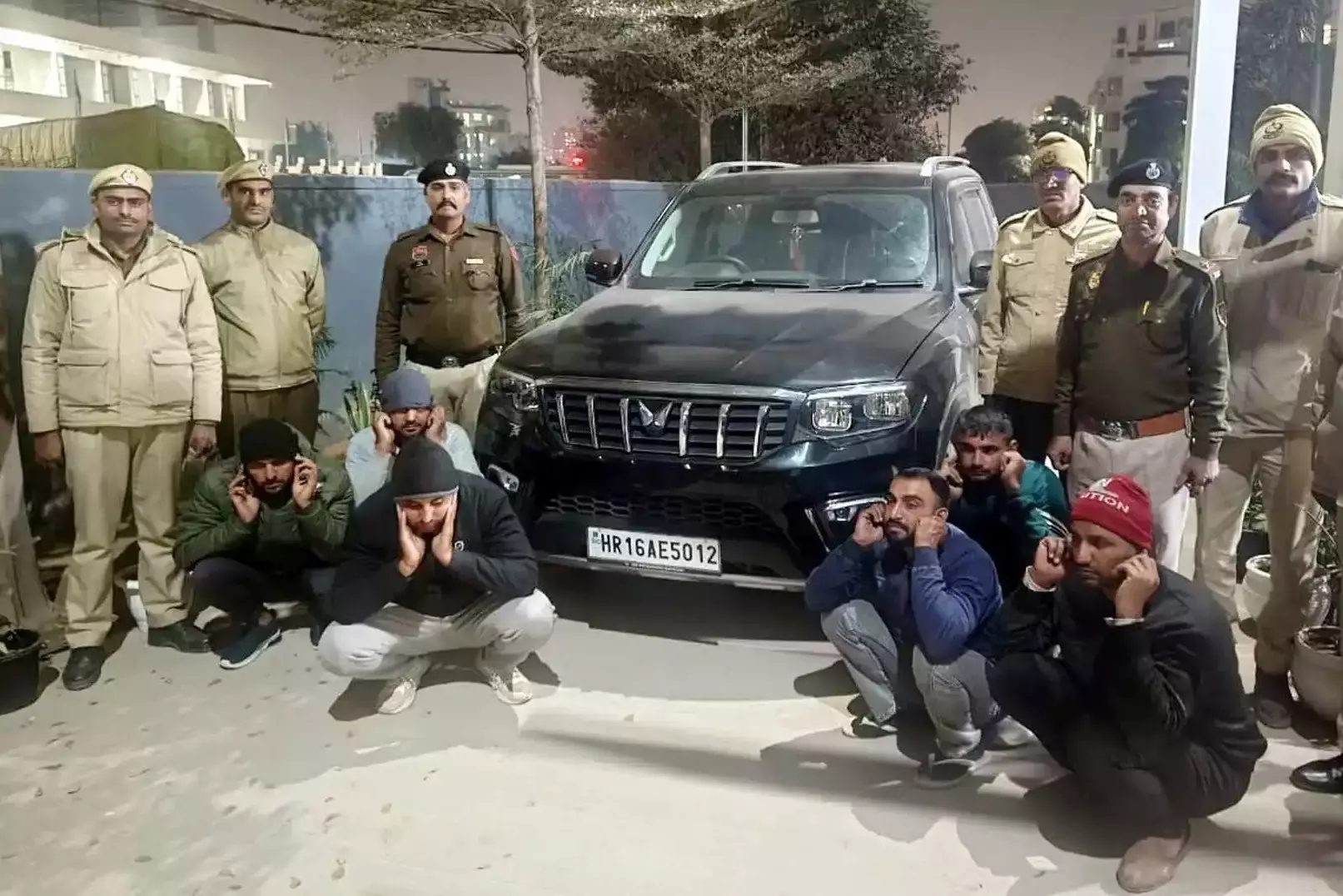 Gurugram: गुरुग्राम में चलती कार में स्टंटबाजी, छह आरोपी पुलिस हिरासत में Gurugram: गुरुग्राम में चलती कार में स्टंटबाजी, छह आरोपी पुलिस हिरासत में