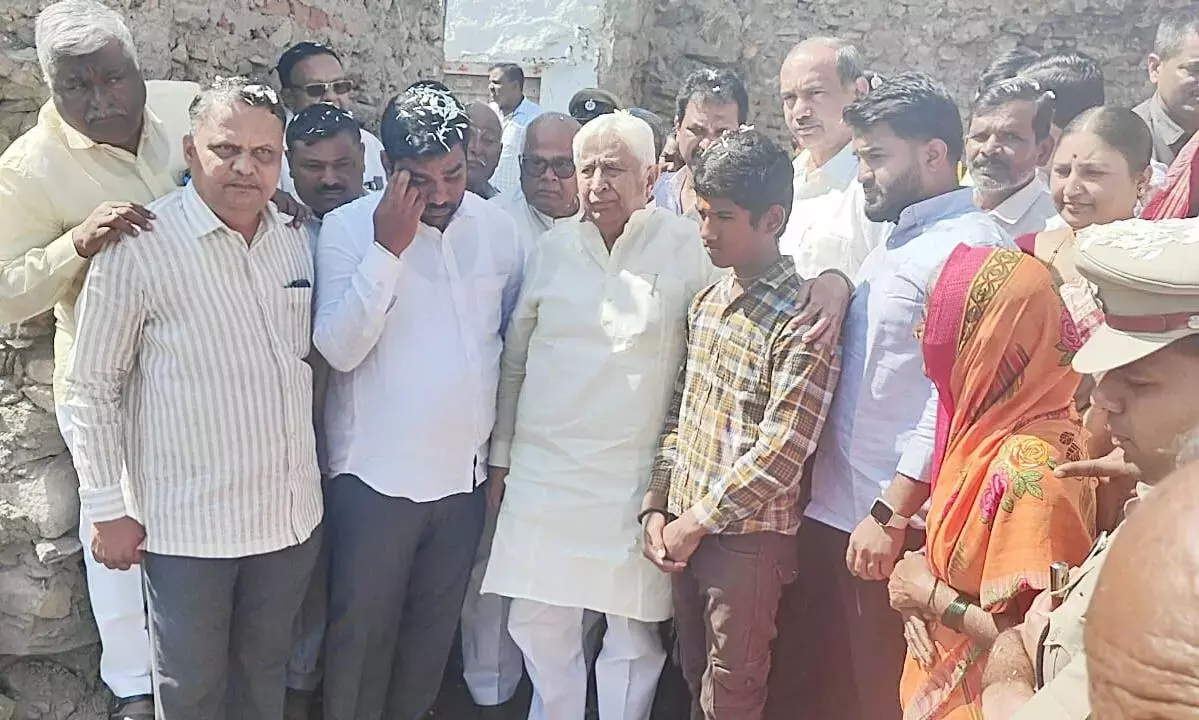 मंत्री HK पाटिल ने लक्कुंडी में सोना मिलने के मामले में किशोर की ईमानदारी की तारीफ की मंत्री HK पाटिल ने लक्कुंडी में सोना मिलने के मामले में किशोर की ईमानदारी की तारीफ की
