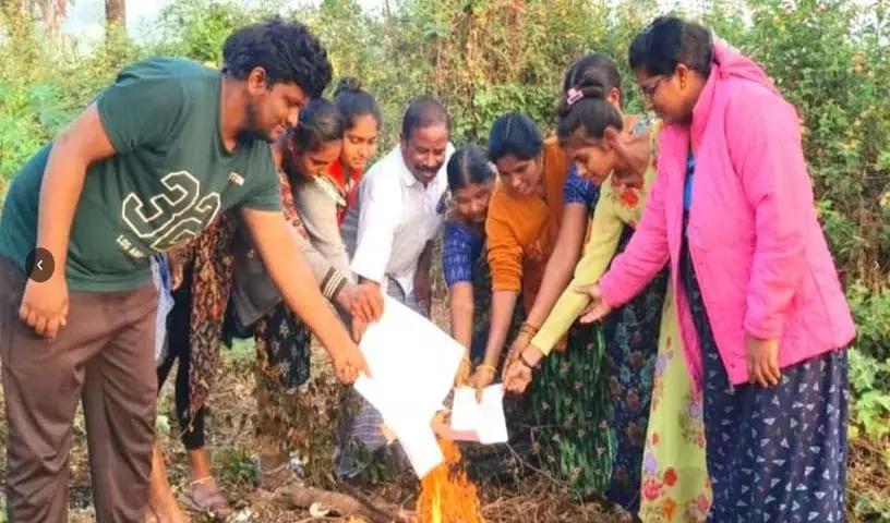 VB-G रामजी जीओ दस्तावेज अलाव में जल गए VB-G रामजी जीओ दस्तावेज अलाव में जल गए