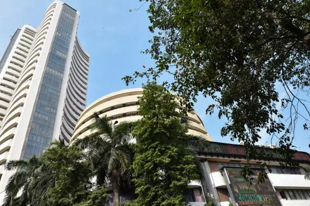Stock Market: बाजार नुकसान में बंद हुआ कल ट्रेडिंग की छुट्टी Stock Market: बाजार नुकसान में बंद हुआ कल ट्रेडिंग की छुट्टी