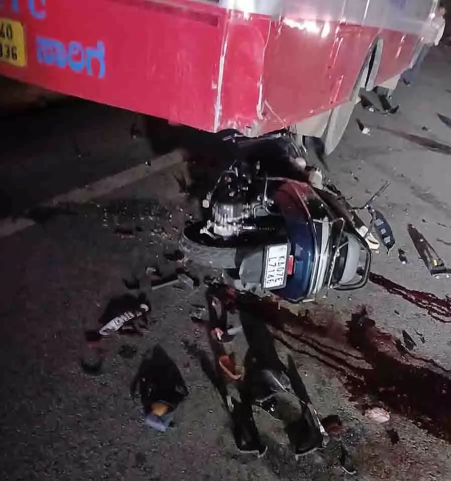 कुसांद्रा क्रॉस पर KSRTC बस–बाइक की टक्कर, दो बाइक सवारों की मौत कुसांद्रा क्रॉस पर KSRTC बस–बाइक की टक्कर, दो बाइक सवारों की मौत