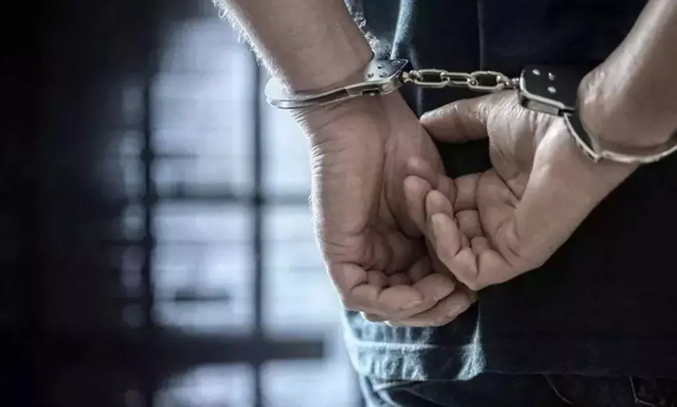 आमापारा में चाकू लहराकर दहशत फैलाने वाला युवक गिरफ्तार आमापारा में चाकू लहराकर दहशत फैलाने वाला युवक गिरफ्तार