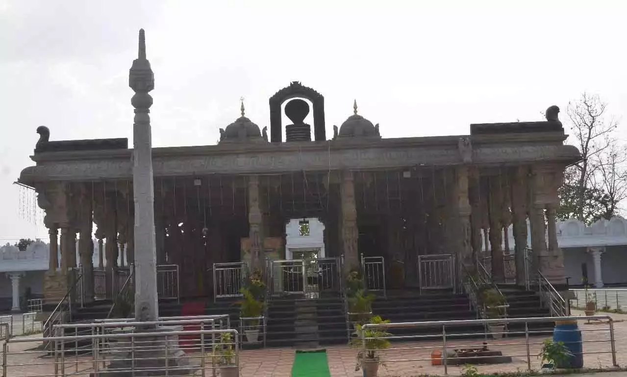 Nagoba Jathara: गोदावरी का पवित्र जल लेकर मंदिर पहुँचे मेसराम कबीले के लोग Nagoba Jathara: गोदावरी का पवित्र जल लेकर मंदिर पहुँचे मेसराम कबीले के लोग