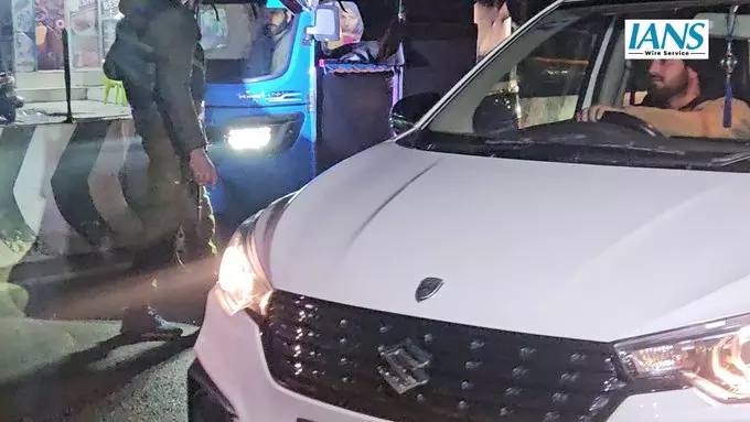 अंतरराष्ट्रीय सुरक्षा के मद्देनज़र अनंतनाग पुलिस ने गणतंत्र दिवस से पहले रात्री वाहन जांच शुरू की अंतरराष्ट्रीय सुरक्षा के मद्देनज़र अनंतनाग पुलिस ने गणतंत्र दिवस से पहले रात्री वाहन जांच शुरू की