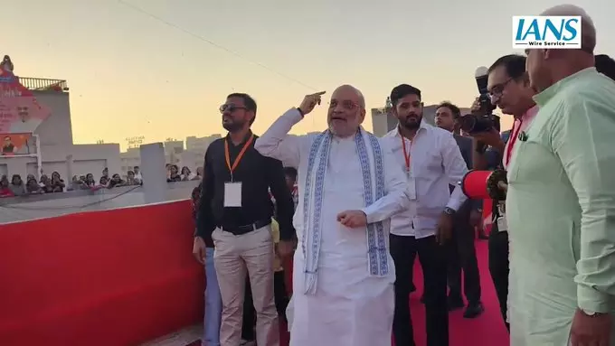 अमित शाह ने अहमदाबाद में पतंग उत्सव में लिया हिस्सा, स्थानीय समुदाय के साथ मनाया पर्व अमित शाह ने अहमदाबाद में पतंग उत्सव में लिया हिस्सा, स्थानीय समुदाय के साथ मनाया पर्व
