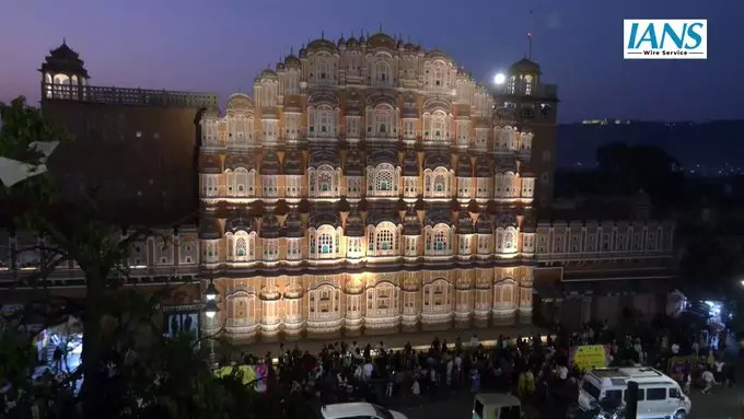 मकर संक्रांति पर जयपुर जगमगा उठा: हवा महल पर आतिशबाजी और शहर में उत्सव की धूम मकर संक्रांति पर जयपुर जगमगा उठा: हवा महल पर आतिशबाजी और शहर में उत्सव की धूम