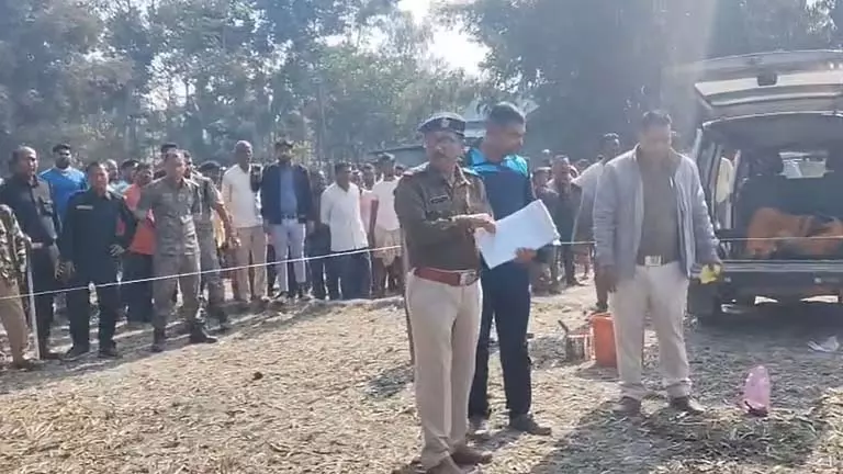 खेत के बीच में कपल पर कुल्हाड़ी से हमला, आरोप रिश्तेदारों पर खेत के बीच में कपल पर कुल्हाड़ी से हमला, आरोप रिश्तेदारों पर