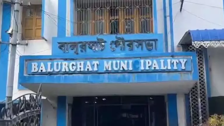 Balurghat नगर निगम के सफाई कर्मचारियों ने बकाया वेतन को लेकर विरोध प्रदर्शन किया Balurghat नगर निगम के सफाई कर्मचारियों ने बकाया वेतन को लेकर विरोध प्रदर्शन किया