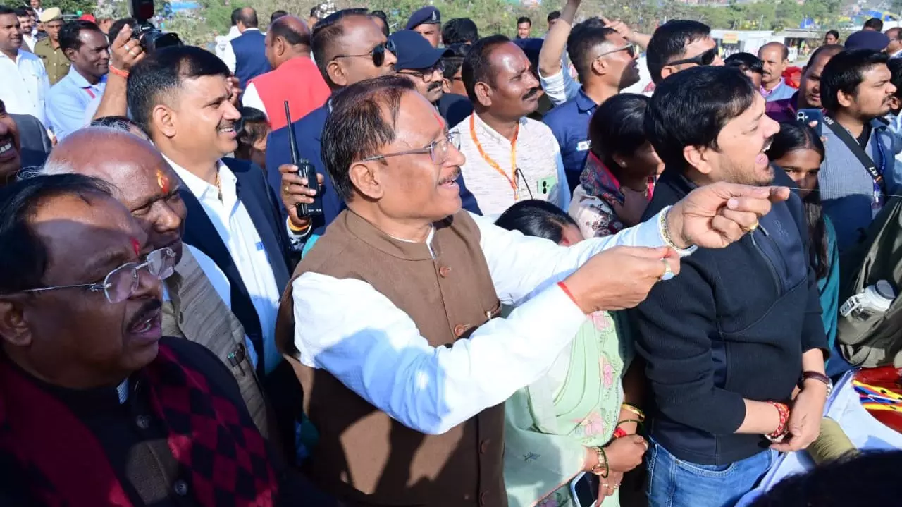 CM विष्णुदेव साय ने बच्चों संग उड़ाई पतंग CM विष्णुदेव साय ने बच्चों संग उड़ाई पतंग