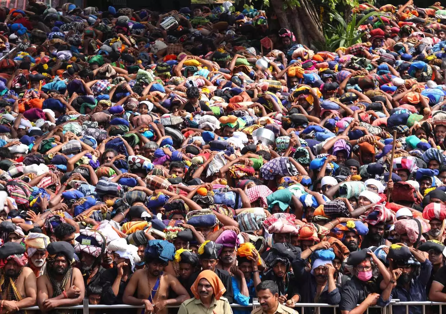 Sabarimala में मकर ज्योति के दिव्य दर्शन: लाखों भक्तों ने लगाए स्वामीये शरणम अयप्पा के जयकारे Sabarimala में मकर ज्योति के दिव्य दर्शन: लाखों भक्तों ने लगाए स्वामीये शरणम अयप्पा के जयकारे