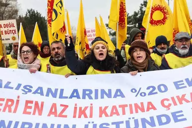 महंगाई की मार: Ankara में बेहतर वेतन वृद्धि के लिए सड़कों पर उतरे सरकारी कर्मचारी महंगाई की मार: Ankara में बेहतर वेतन वृद्धि के लिए सड़कों पर उतरे सरकारी कर्मचारी