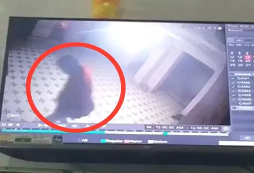 नगरी साईं मंदिर में चोरी, दानपेटी लूटने वाला चोर CCTV में कैद नगरी साईं मंदिर में चोरी, दानपेटी लूटने वाला चोर CCTV में कैद