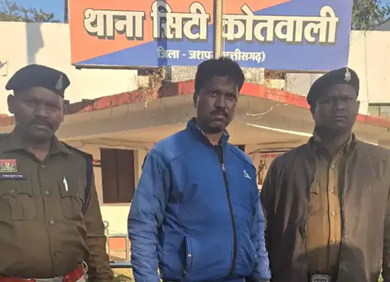 जशपुर पुलिस का ‘ऑपरेशन शंखनाद’ में बड़ी सफलता, 2 गौ तस्कर गिरफ्तार जशपुर पुलिस का ‘ऑपरेशन शंखनाद’ में बड़ी सफलता, 2 गौ तस्कर गिरफ्तार