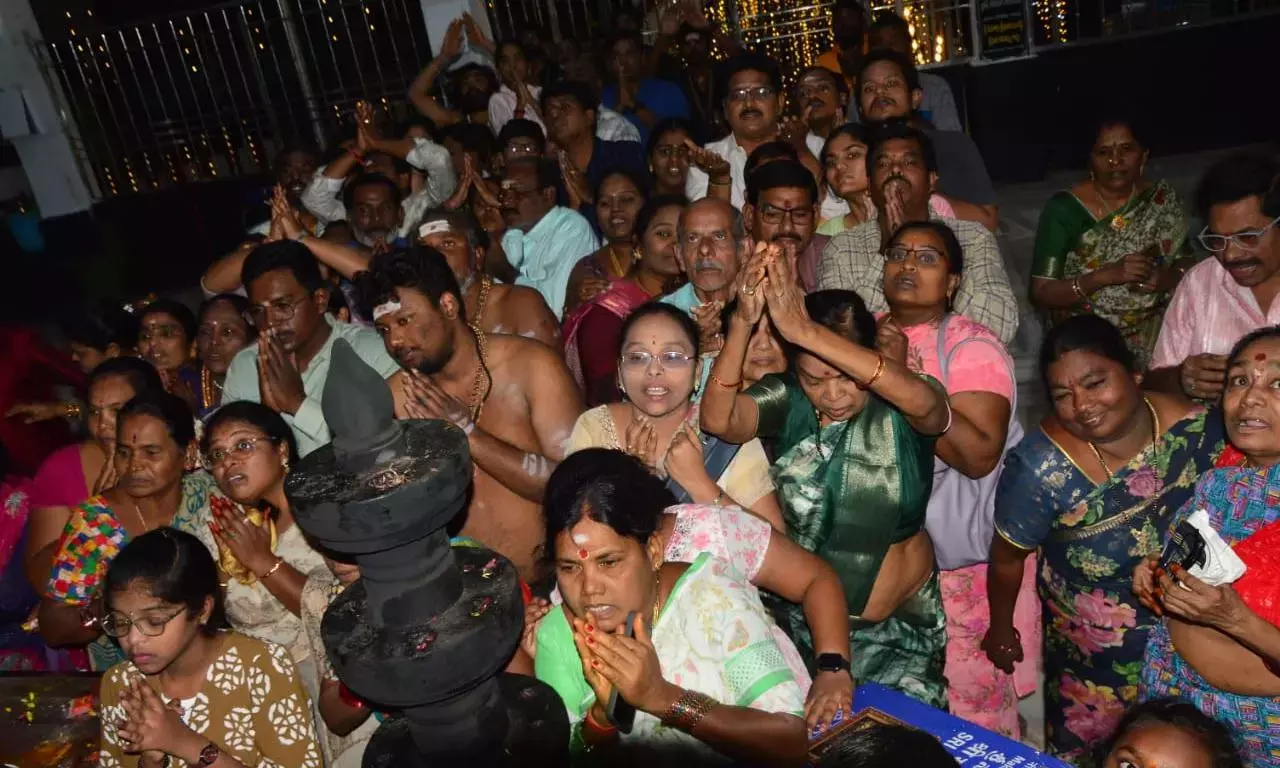 Bhogi ने आस्था और उत्सव के साथ नेल्लोर और प्रकाशम को रोशन किया Bhogi ने आस्था और उत्सव के साथ नेल्लोर और प्रकाशम को रोशन किया