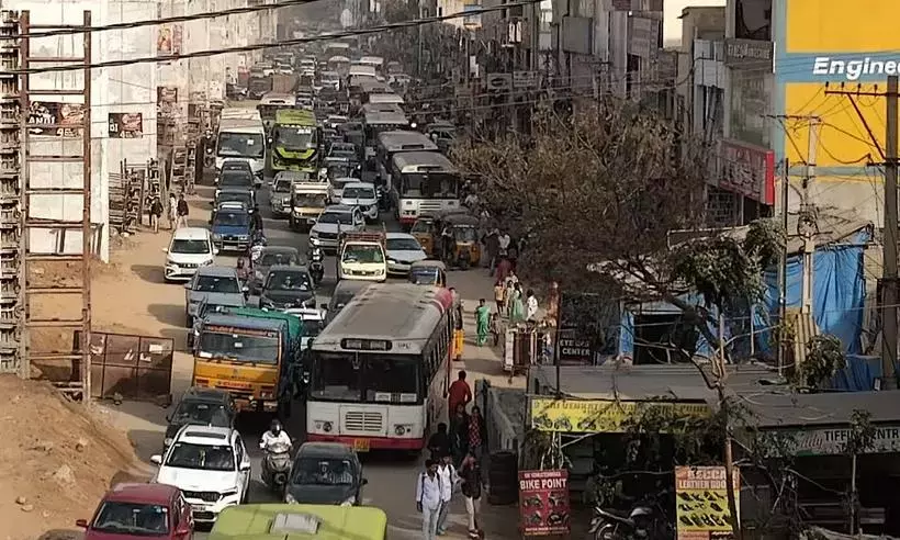 Sankranti यात्रा चरम पर होने के कारण ट्रैफिक का मिला-जुला प्रवाह Sankranti यात्रा चरम पर होने के कारण ट्रैफिक का मिला-जुला प्रवाह