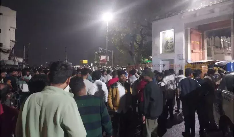 Hyderabad: पुराना पुल में भीड़ और पुलिस के बीच झड़प के बाद तनाव Hyderabad: पुराना पुल में भीड़ और पुलिस के बीच झड़प के बाद तनाव