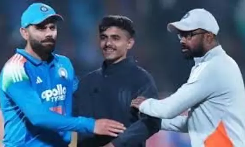 IND vs NZ: राजकोट वनडे में मैच के बीच मैदान पर कोहली से मिलने पहुंचा फैन IND vs NZ: राजकोट वनडे में मैच के बीच मैदान पर कोहली से मिलने पहुंचा फैन