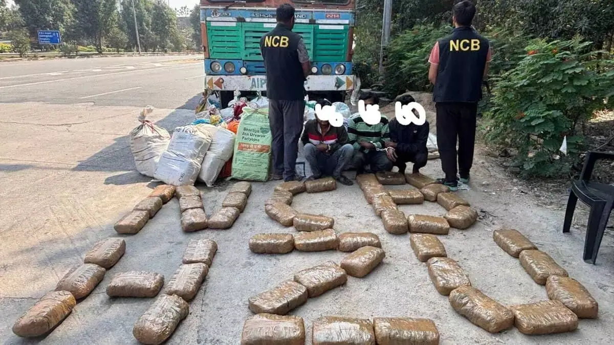 Hyderabad: एनसीबी ने हैदराबाद में 813 किलो गांजा जब्त, बीदर से 3 गिरफ्तार Hyderabad: एनसीबी ने हैदराबाद में 813 किलो गांजा जब्त, बीदर से 3 गिरफ्तार