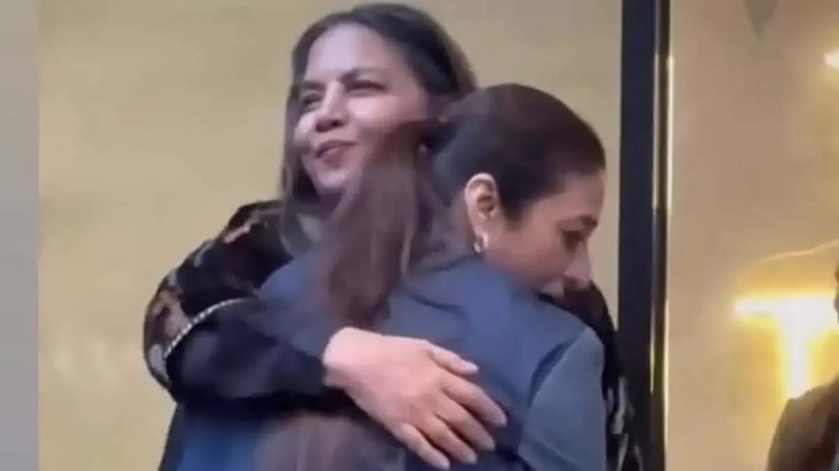 बॉलीवुड का खूबसूरत लम्हा, शबाना आज़मी और तब्बू का स्नेहिल मिलन बॉलीवुड का खूबसूरत लम्हा, शबाना आज़मी और तब्बू का स्नेहिल मिलन