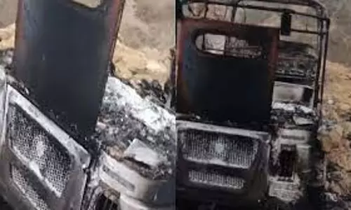 Ghaziabad: ऑटो में मिला जला हुआ कंकाल,इलाके में सनसनी Ghaziabad: ऑटो में मिला जला हुआ कंकाल,इलाके में सनसनी